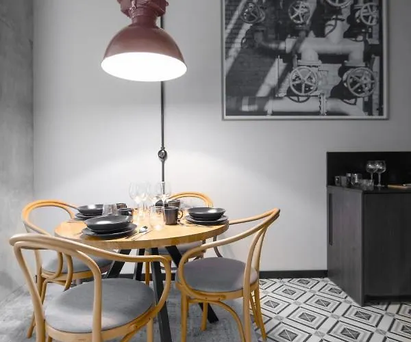 Montownia Lofts & Experience 4*