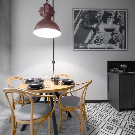 Montownia Lofts & Experience 4*